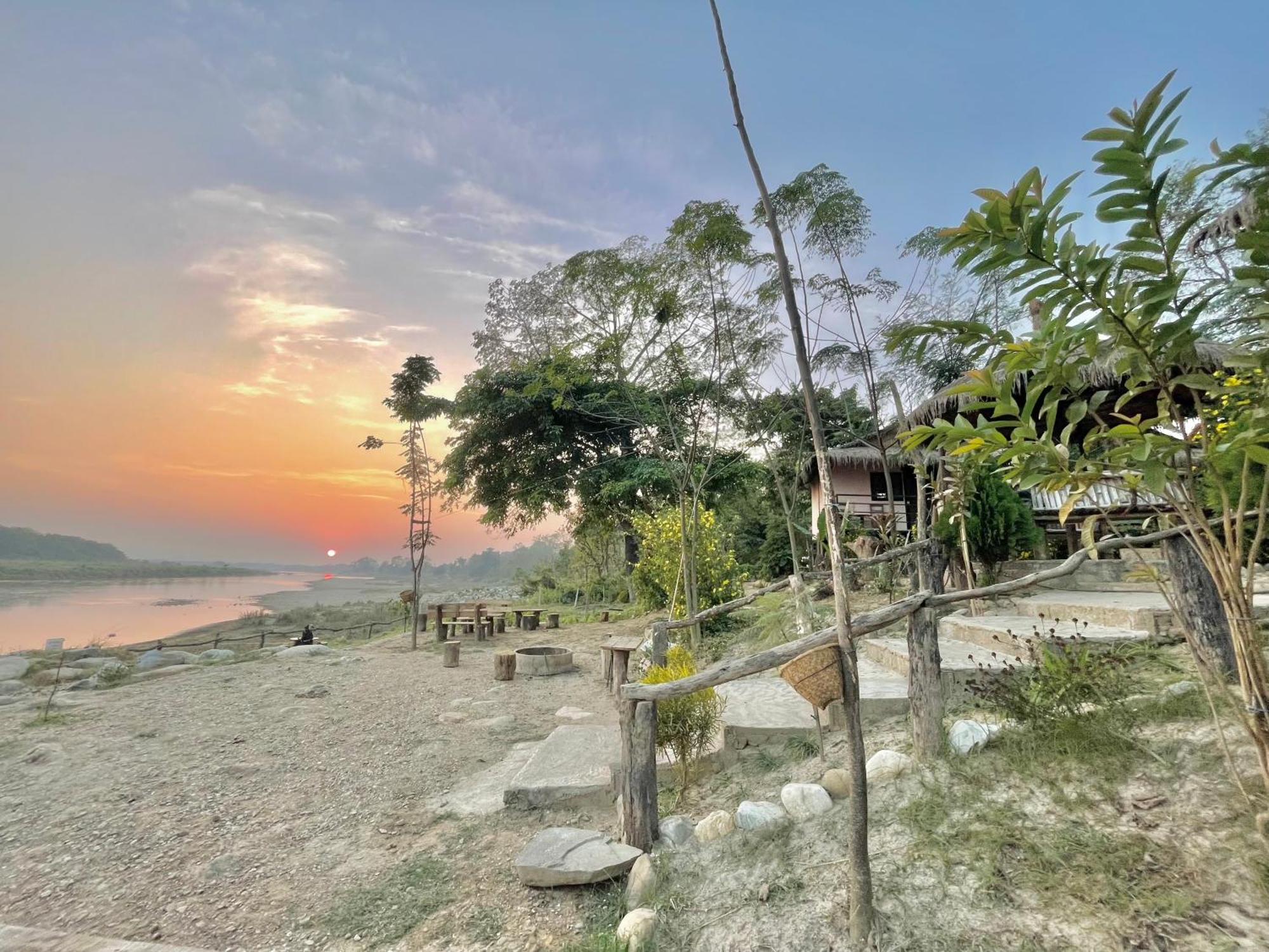 Bamby Chilling House - Feel The Nature Sauraha Buitenkant foto